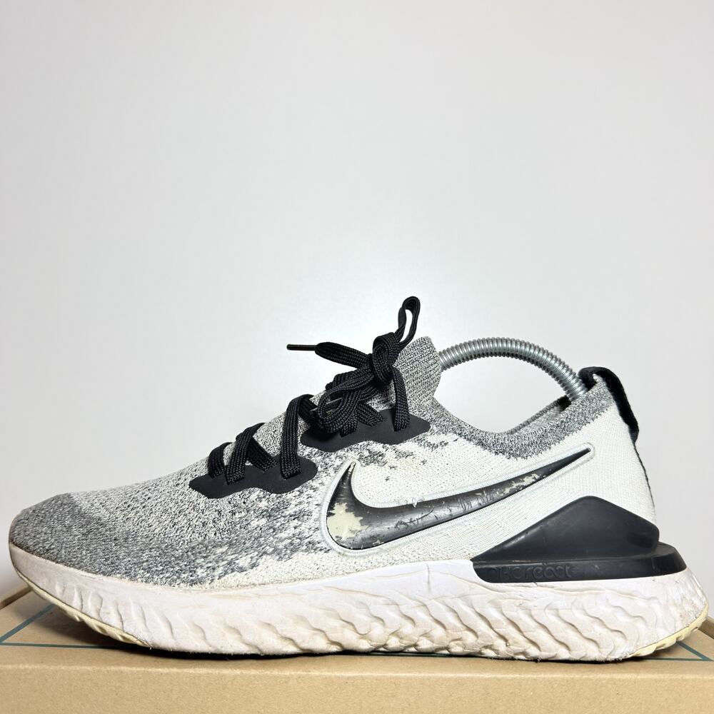 Nike Epic React Flyknit 2 Womens 9.5 Grey White Black Running Shoes Sneaker Oreo